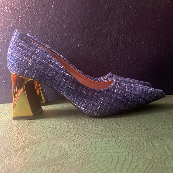 Blue tweed pointed-toe pumps with chunky gold metallic heel - Picture 4 of 8